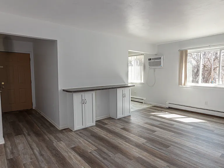 Hillsdale Apartments — Photo 10