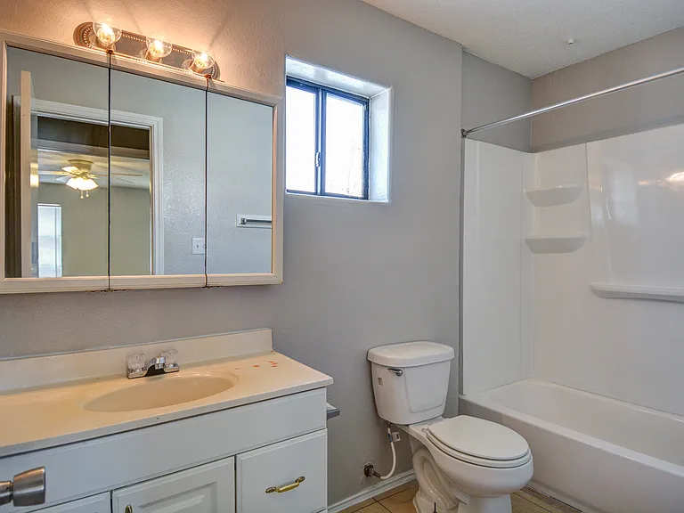 Las Violetas Apartments — Photo 5