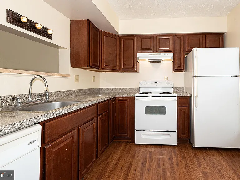 2406 Rosecroft Ct — Photo 5