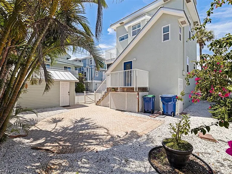 106 7th Ave — Photo 34