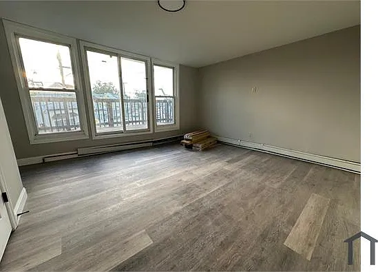 242 N Broadway — Photo 4