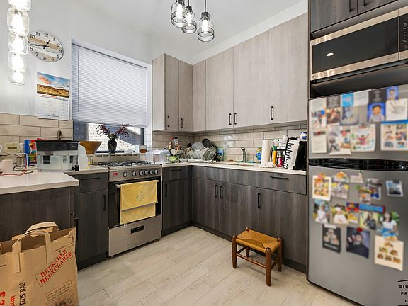 4th image of 481 Montgomery St #3R