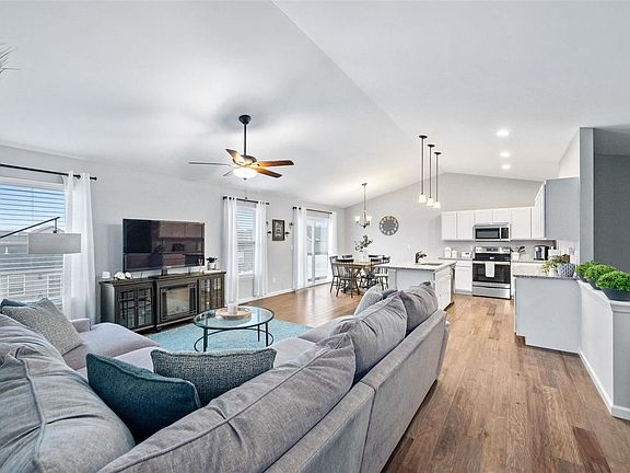 4th image of 143 Palace Way Dr