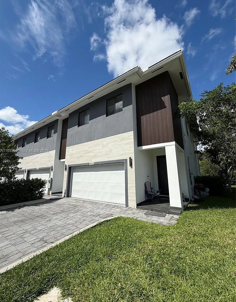 4 bed, 2.5 bath, 2012 sqft, $4,700 — Photo 1