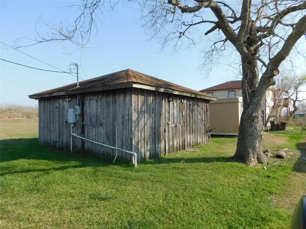 266 1st St, Port Lavaca, TX 77979