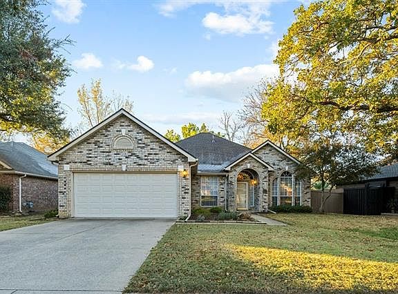 3rd image of 613 Oak Hollow Ln