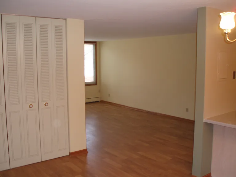 Oak Manor Apartments — Photo 2