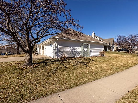 3rd image of 314 Lakeview Dr