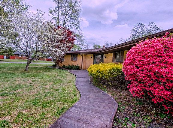 3rd image of 1213 Mayes Dr