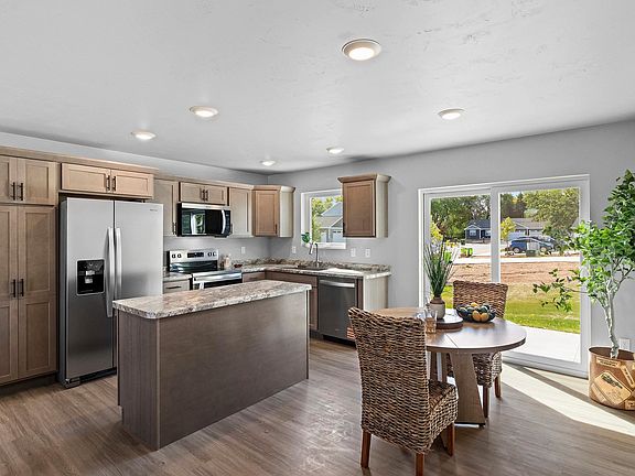 3rd image of 129 Evergreen Ln