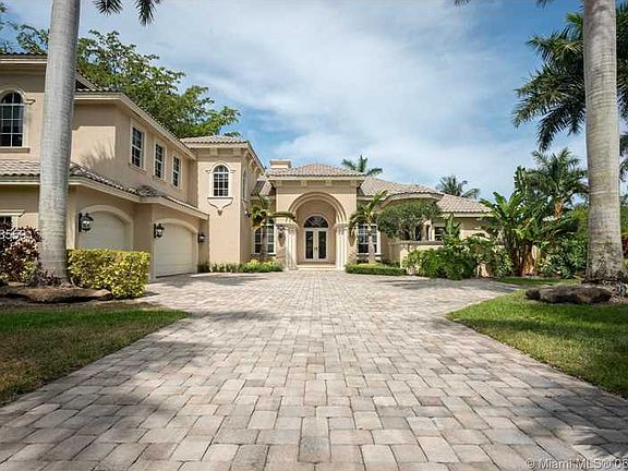 Beautiful Pinecrest Estate