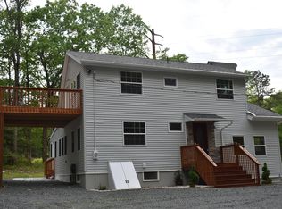 803 Palomino Ct, Lords Valley, PA 18428