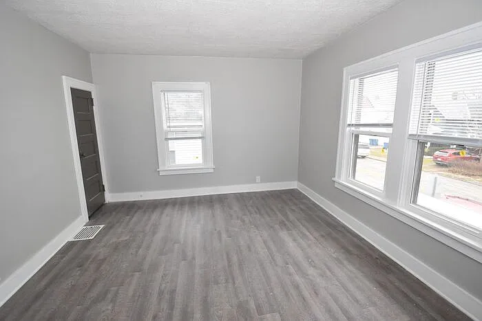118 W 8th St — Photo 13