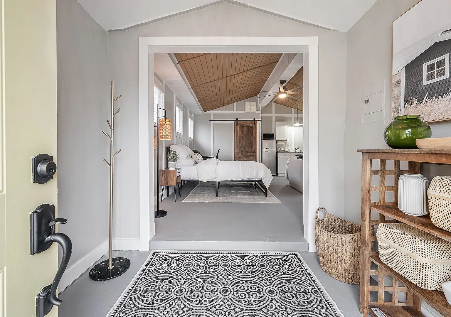 Tiny home high ceilings, pet friendly, fenced in backyard, wi-fi, elect, water, cable included. — Photo 2