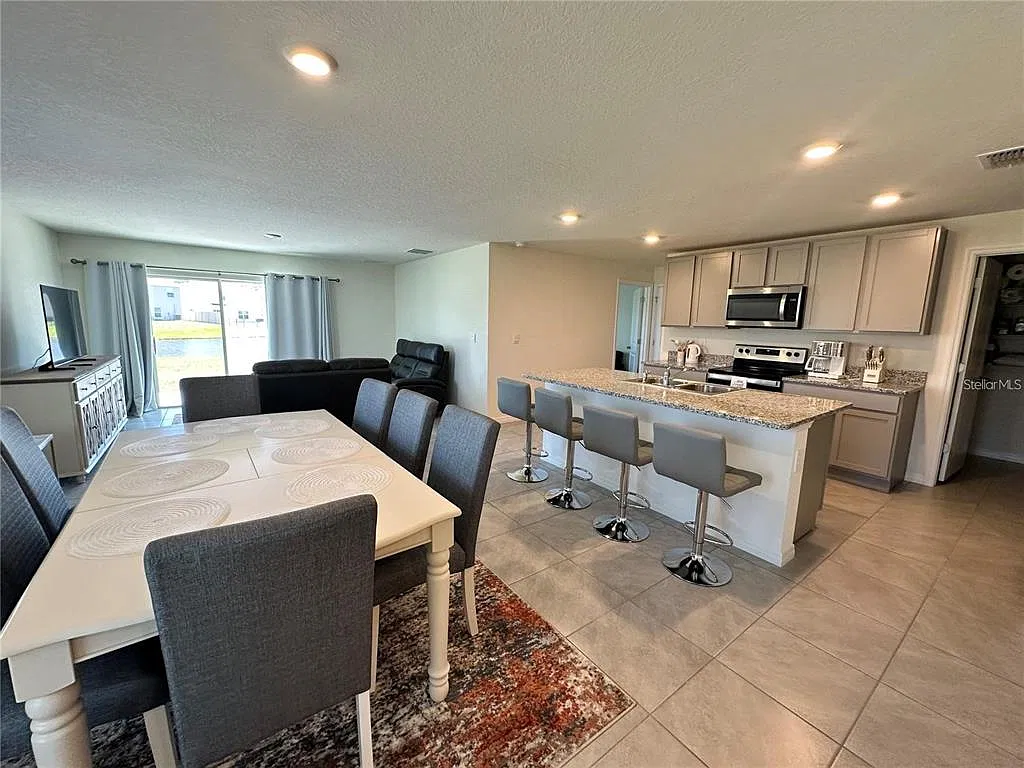 5 bed, 3.0 bath, 2447 sqft, $2,990 — Photo 4