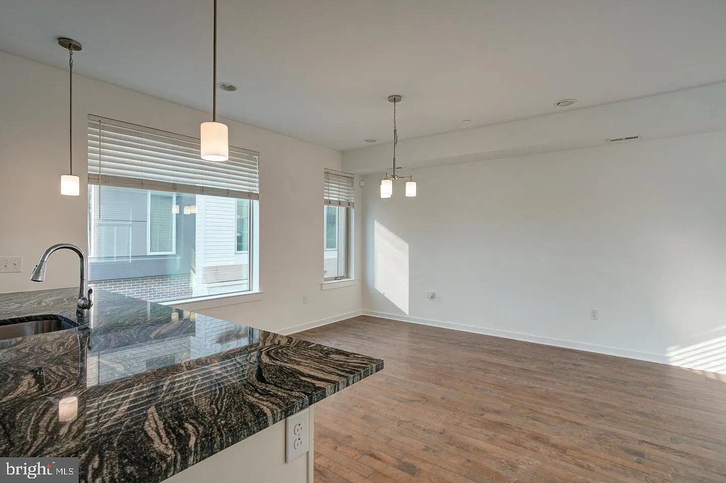 3 bed, 3.5 bath, 2349 sqft, $2,800 — Photo 2