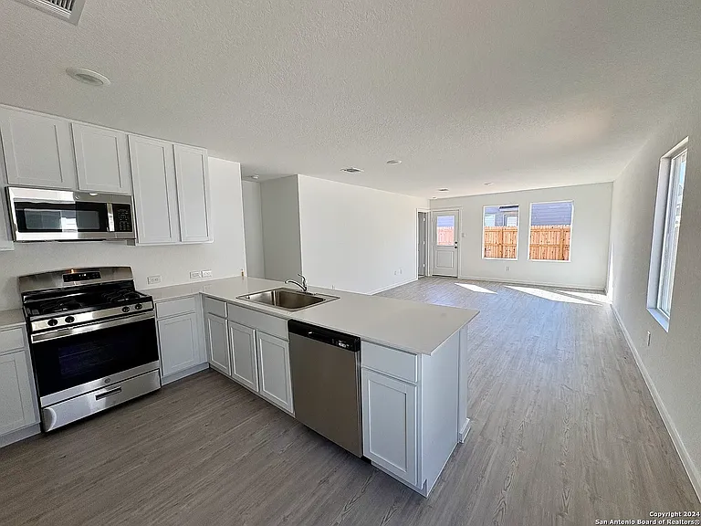 2450 Legend Hl — Photo 2