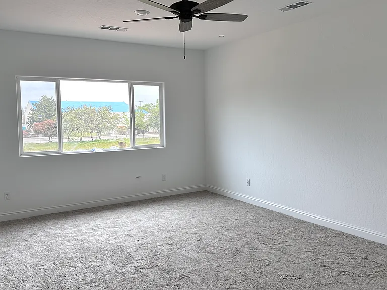 454 S Apricot Ave — Photo 4