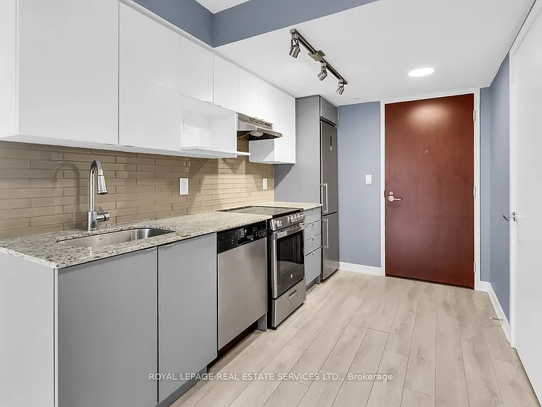 120 Varna Dr #401 — Photo 8