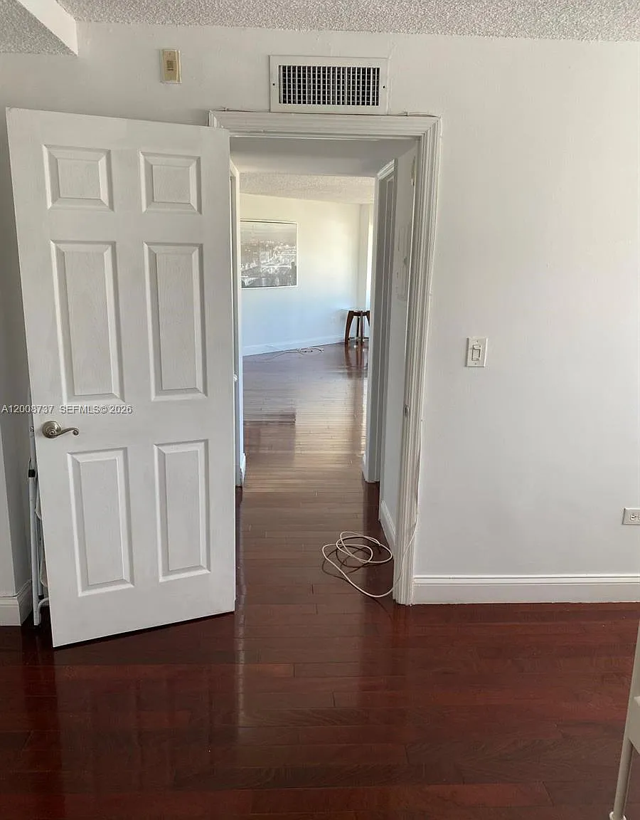 Octagon Towers I Condo — Photo 3