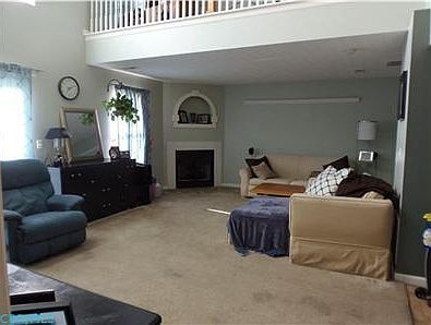 4th image of 330 Golden Valley Dr