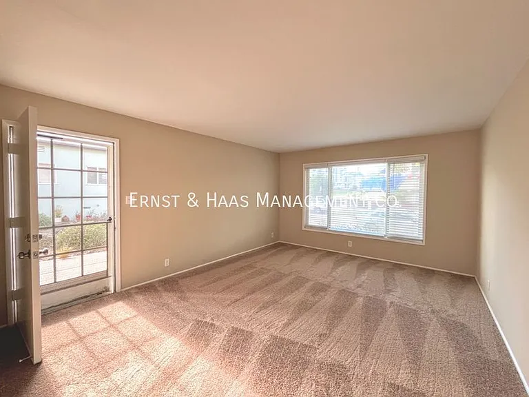 510 Roycroft Ave — Photo 2