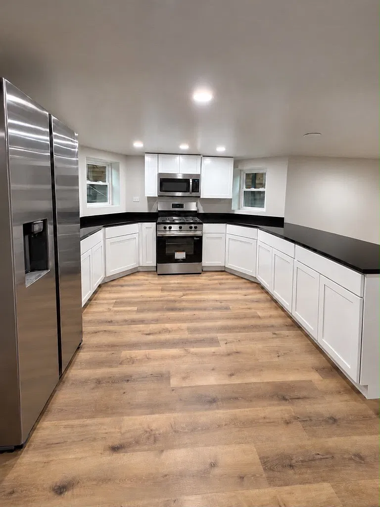 3 bed, 950 sqft, $2,350 — Photo 1