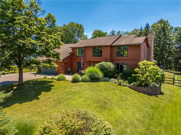 12 Simsbury Ln, Pittsford, NY 14534