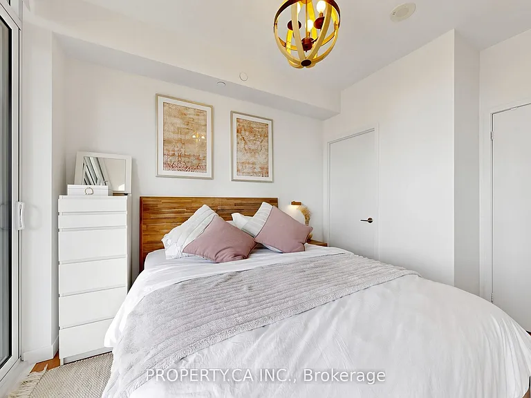 8 Eglinton Ave E #1411 — Photo 6