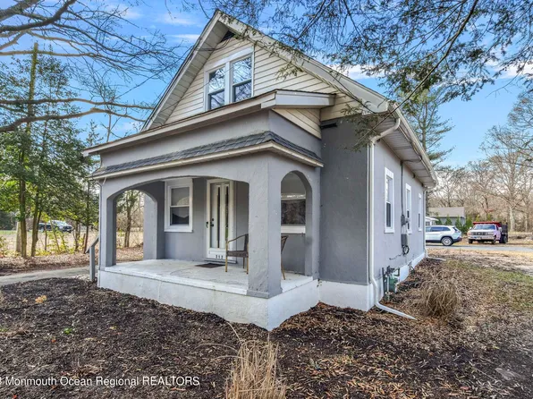 212 Colts Neck Road, Farmingdale, NJ 07727