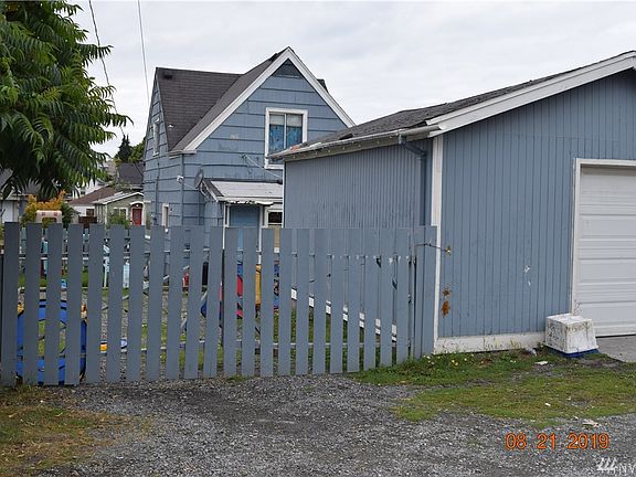 Cute 3 bedroom bungalow house with fenced yard. Close to Whittier Elem and Providence Hospital. Alley parking for RV and a detached 1 car garage