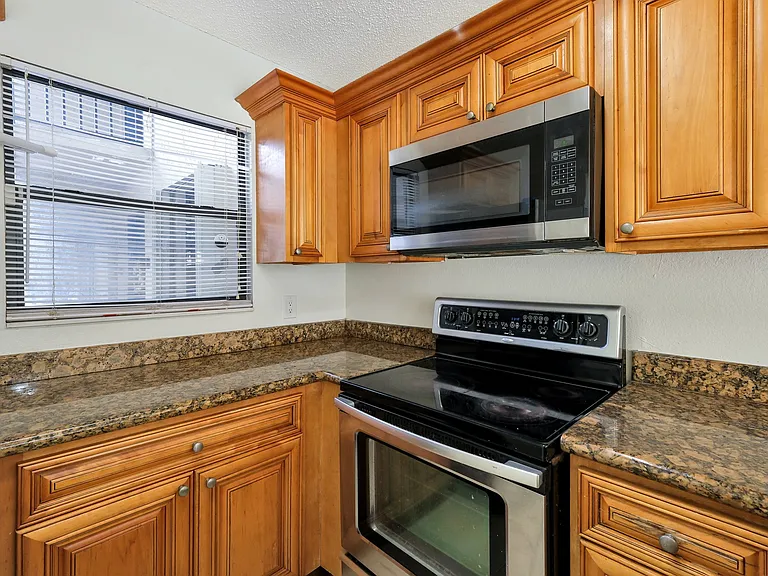 1440 Lake Crystal Dr #B — Photo 2
