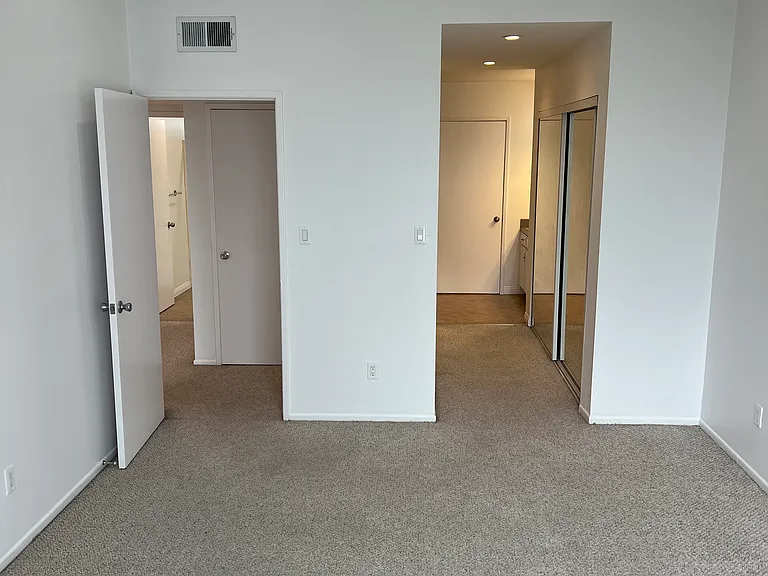 1443 Barry Ave #301 — Photo 15