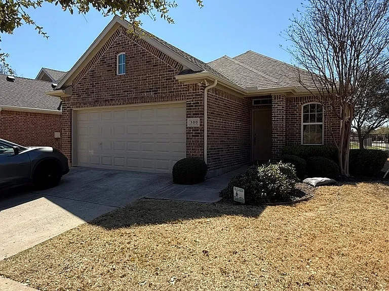 300 Bentson Dr — Photo 1