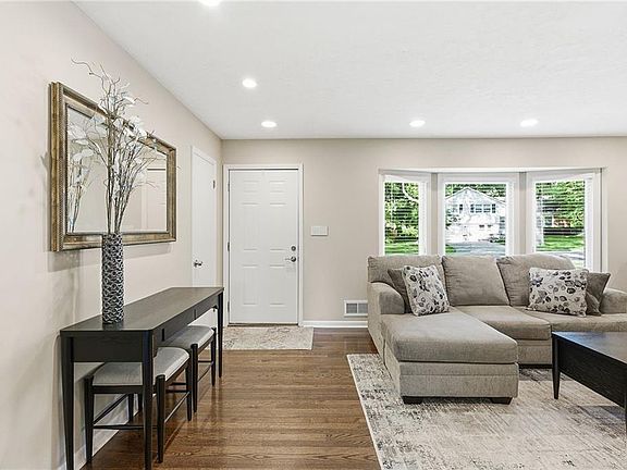 4th image of 8839 Newton Dr