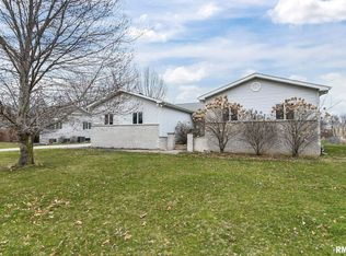 38 Hawthorn Ln, Pleasant Plains, IL 62677