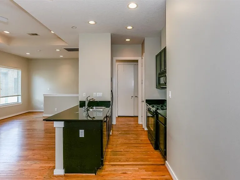 4030 Center St — Photo 5