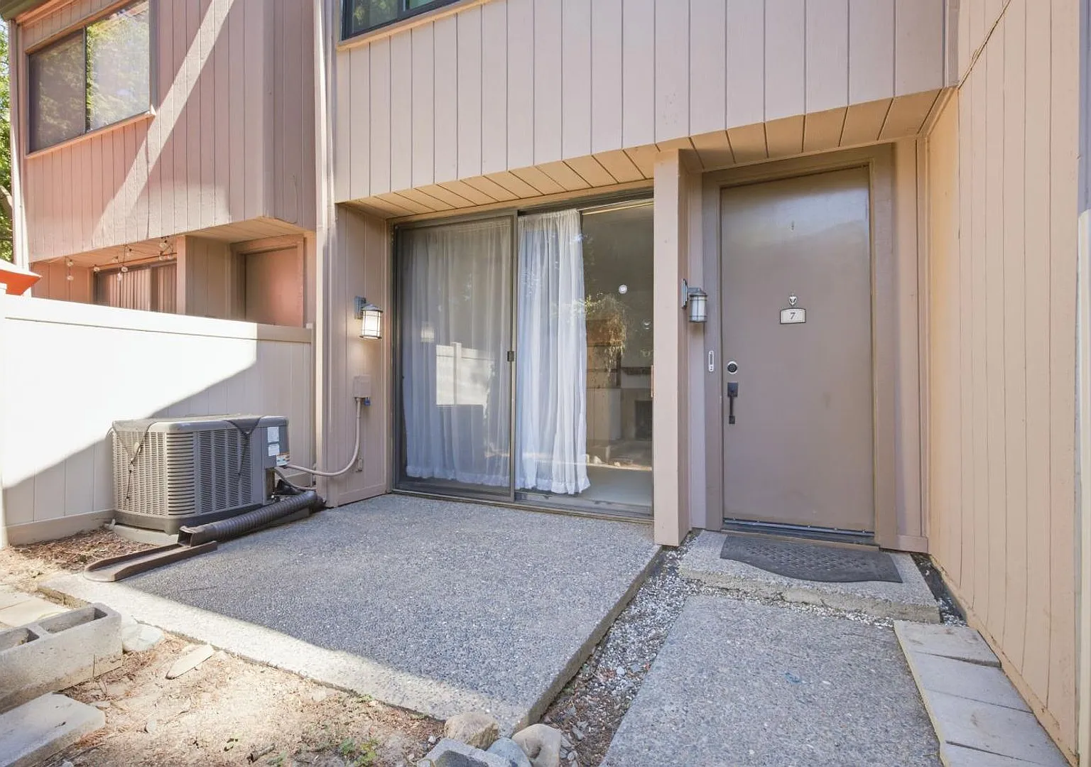 Best Darned 1 Bedroom Townhouse Deal Period — Photo 4
