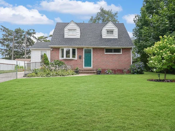 4 Standish Road, Brentwood, NY 11717