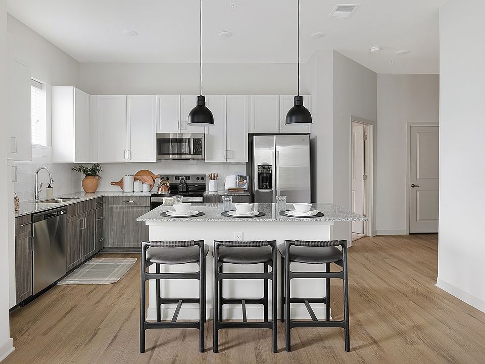 Explore this stylish kitchen, combining elegance and practicality for a modern cooking experience.