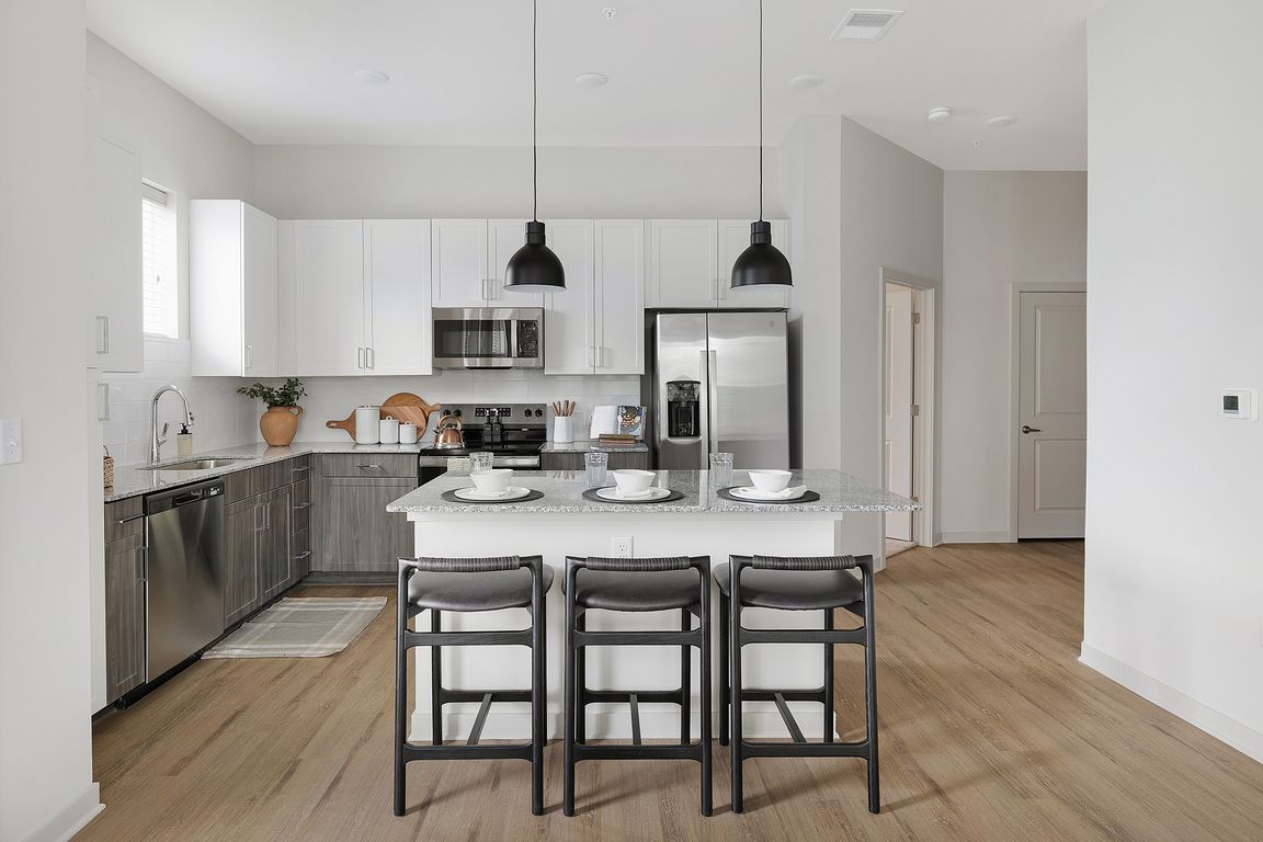 Explore this stylish kitchen, combining elegance and practicality for a modern cooking experience.