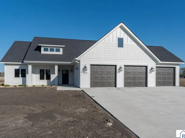 2132 Deerwood Dr, Mankato, MN 56003