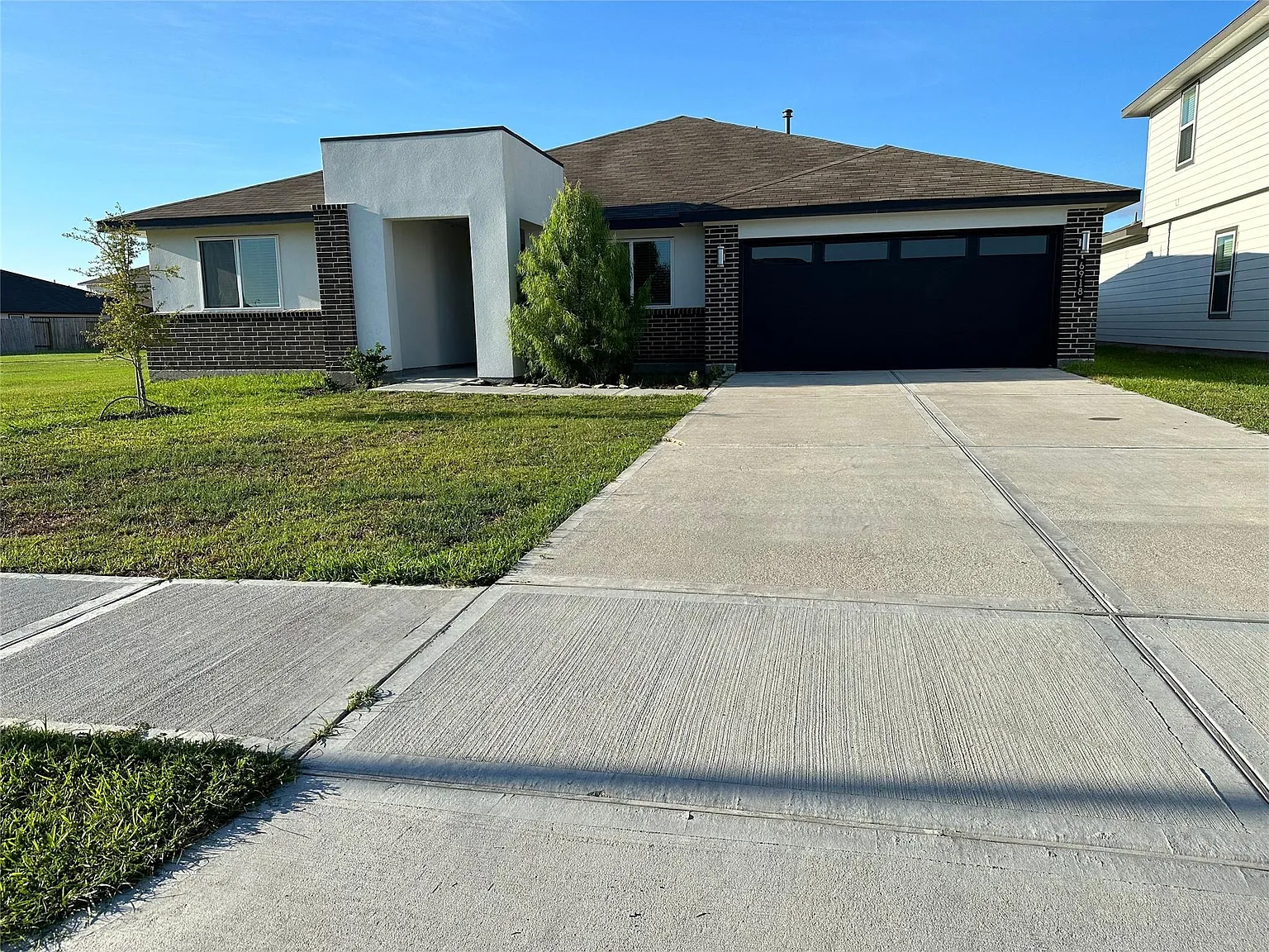 4 bed, 2.0 bath, 2132 sqft, $2,399 — Photo 1