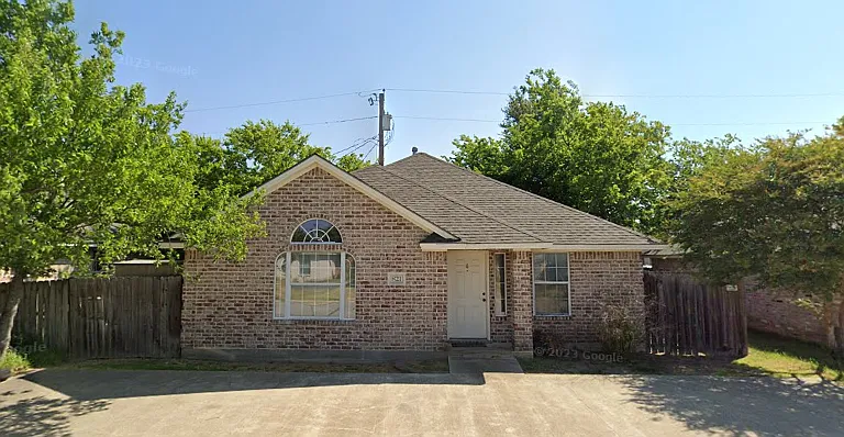 821 Avenue A — Photo 1