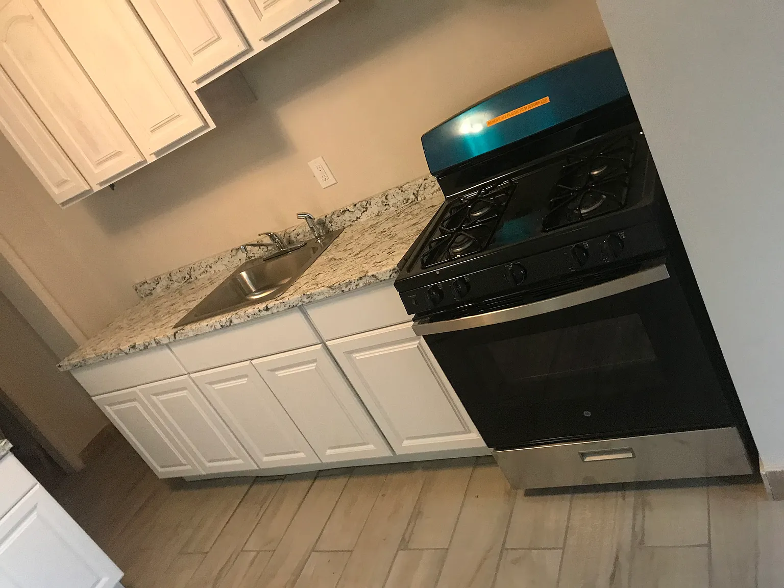 3 bed, 1.5 bath, 1350 sqft, $1,999 — Photo 4