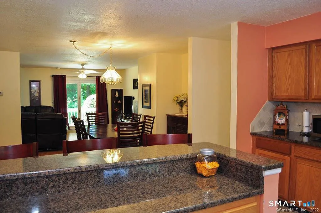 3 bed, 2.5 bath, 1900 sqft, $2,350 — Photo 3