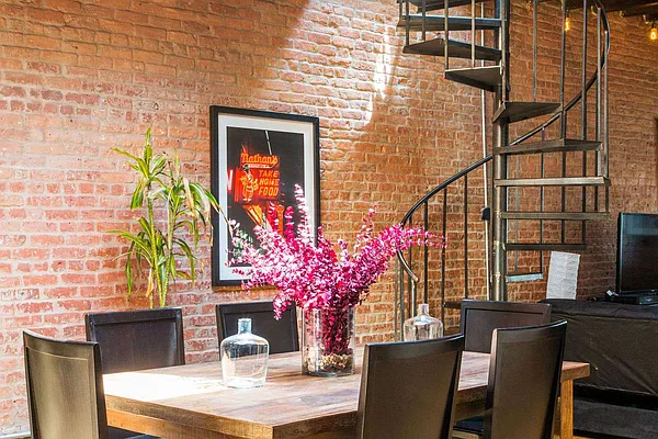 Rented by Ozymandius Realty | media 42