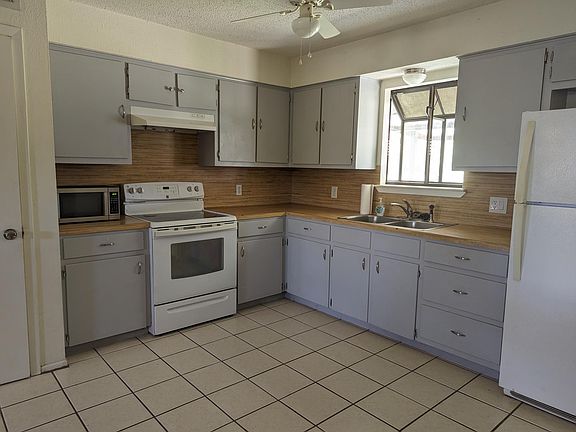 Kitchen with plenty of storage room in the cabinet. Comes with the refrigerator.