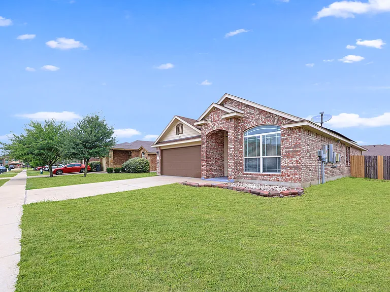 4907 Bayer Hollow Dr — Photo 2