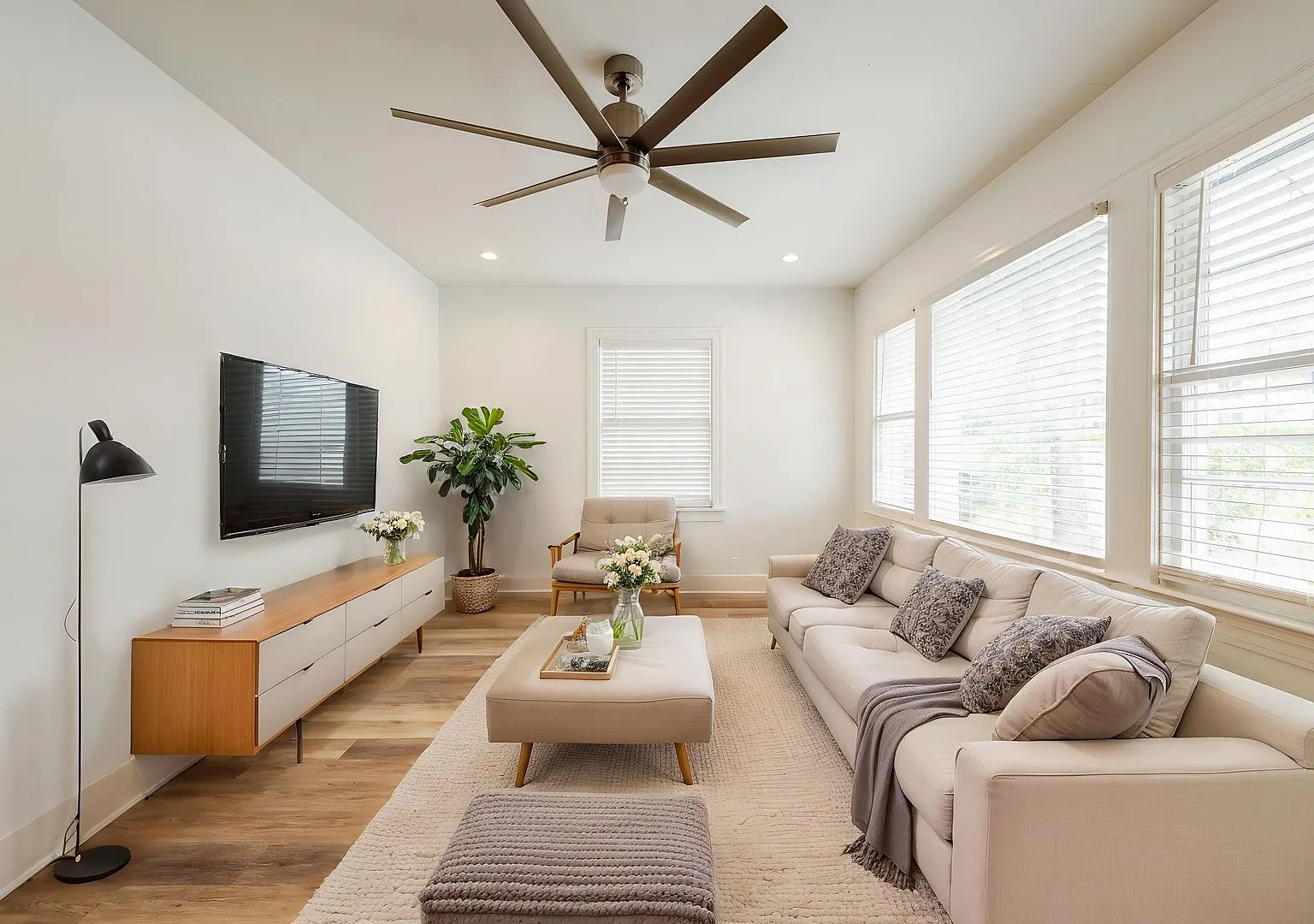 2018 Remodeled 3 bed / 2 bath - wood / tile floors, fenced yard. Hyde Park / Downtown — Photo 2